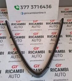 Alfa Romeo Giulia – cornice griglia anteriore in nero lucido 13051936